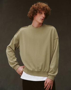 Urban Revivo Drop Shoulder Sleeve Crew Neck Men's Sweatshirts Khaki | OHCAIYK-47