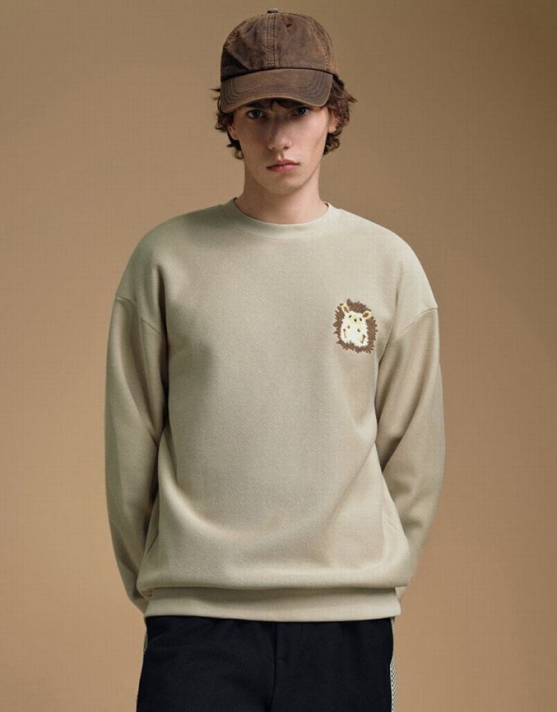 Urban Revivo Hedgehog Embroidered Crew Neck Men\'s Sweatshirts Khaki | EIDFWHX-41